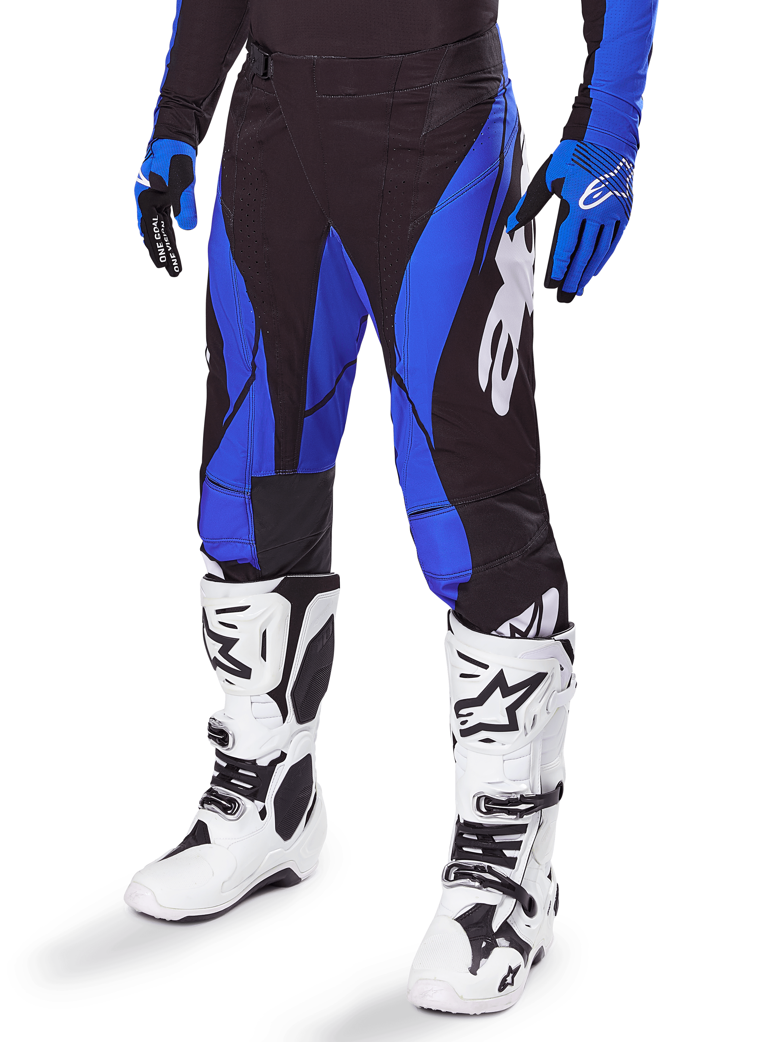 Alpinestars 2025 Techstar Dreem Hose, Motocross-Hose, Schwarz und Blau, getragen mit weißen Motocross-Stiefeln und blauen Handschuhen, mit weißem Alpinestars-Logo am Bein, strapazierfähige Konstruktion für Offroad-Rennsport