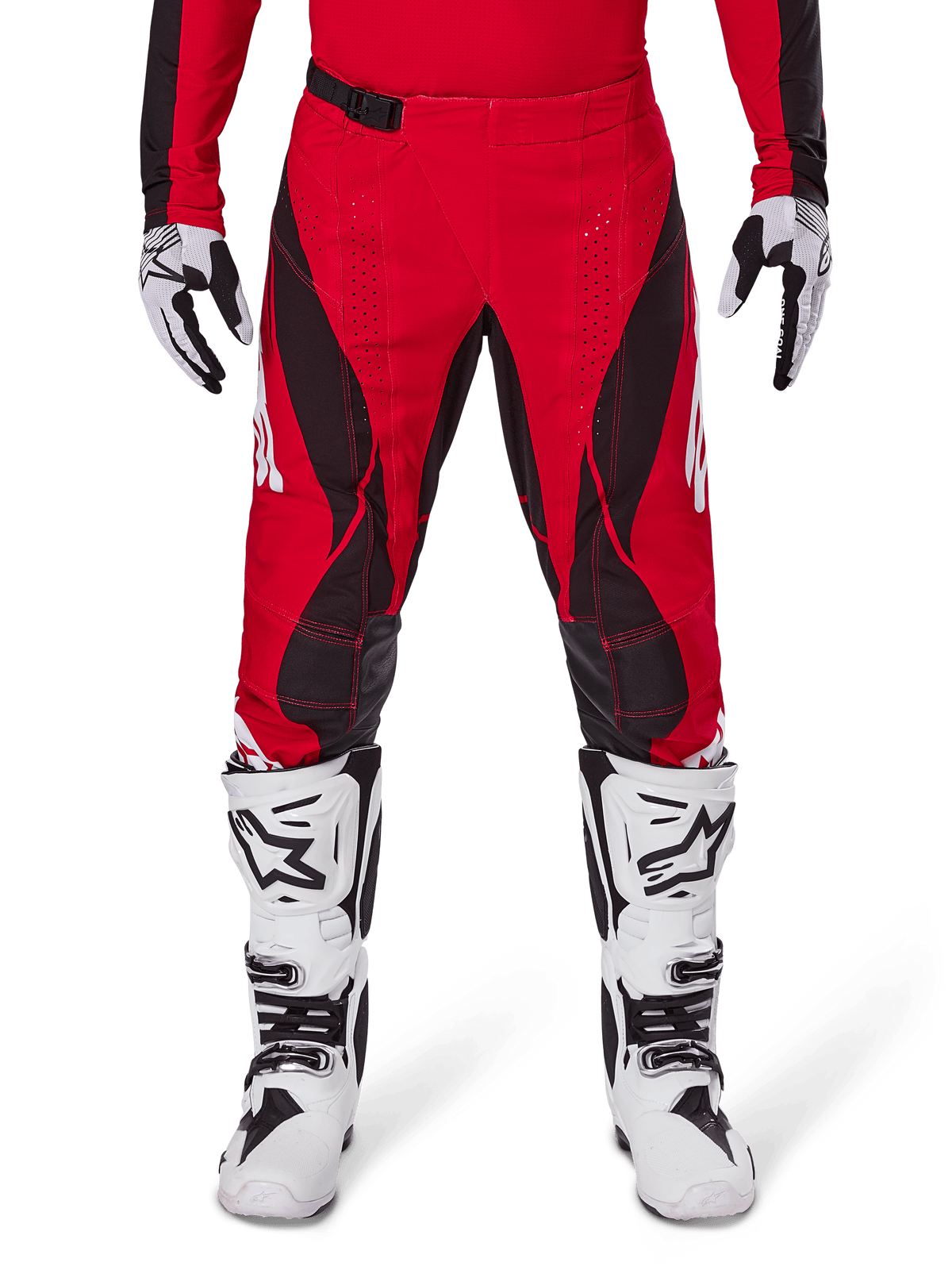 Alpinestars 2025 Techstar Dreem Hose, Motocross-Hose, leuchtendes Rot und Schwarz, mit kantigen Mustern und lasergeschnittenen Belüftungslöchern, getragen mit weißen Motocross-Stiefeln und passenden Handschuhen für Offroad-Rennen