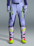 Alpinestars 2026 Supertech Scenz Hose, Motocross-Hose, Lila Gelb Fluo, mit großen neongelben Logos auf den Oberschenkeln, getragen mit passenden lila-gelben Motocross-Stiefeln und -Handschuhen, athletisches Performance-Design für den Offroad-Rennsport