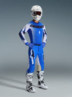 Motocross-Fahrer in kompletter Rennausrüstung, mit der 2026 Supertech Scenz Hose in UCLA Blau und Weiß, passendes blau-weißes Trikot mit Astars-Logo, weißer Helm mit roter Brille sowie weiße und schwarze Stiefel, abgestimmtes Outfit für professionellen Offroad-Rennsport.