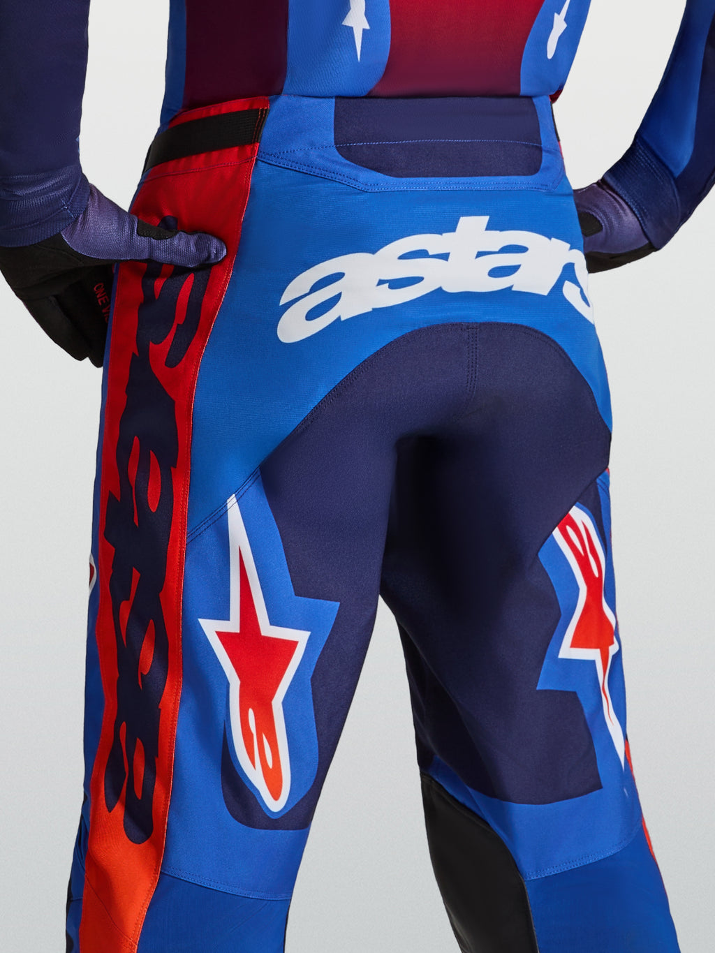 Alpinestars Racer Hunt Hose, Herren-Motocross-Hose in Blau und Rot mit weißem astars-Branding und Sternen-Grafiken.