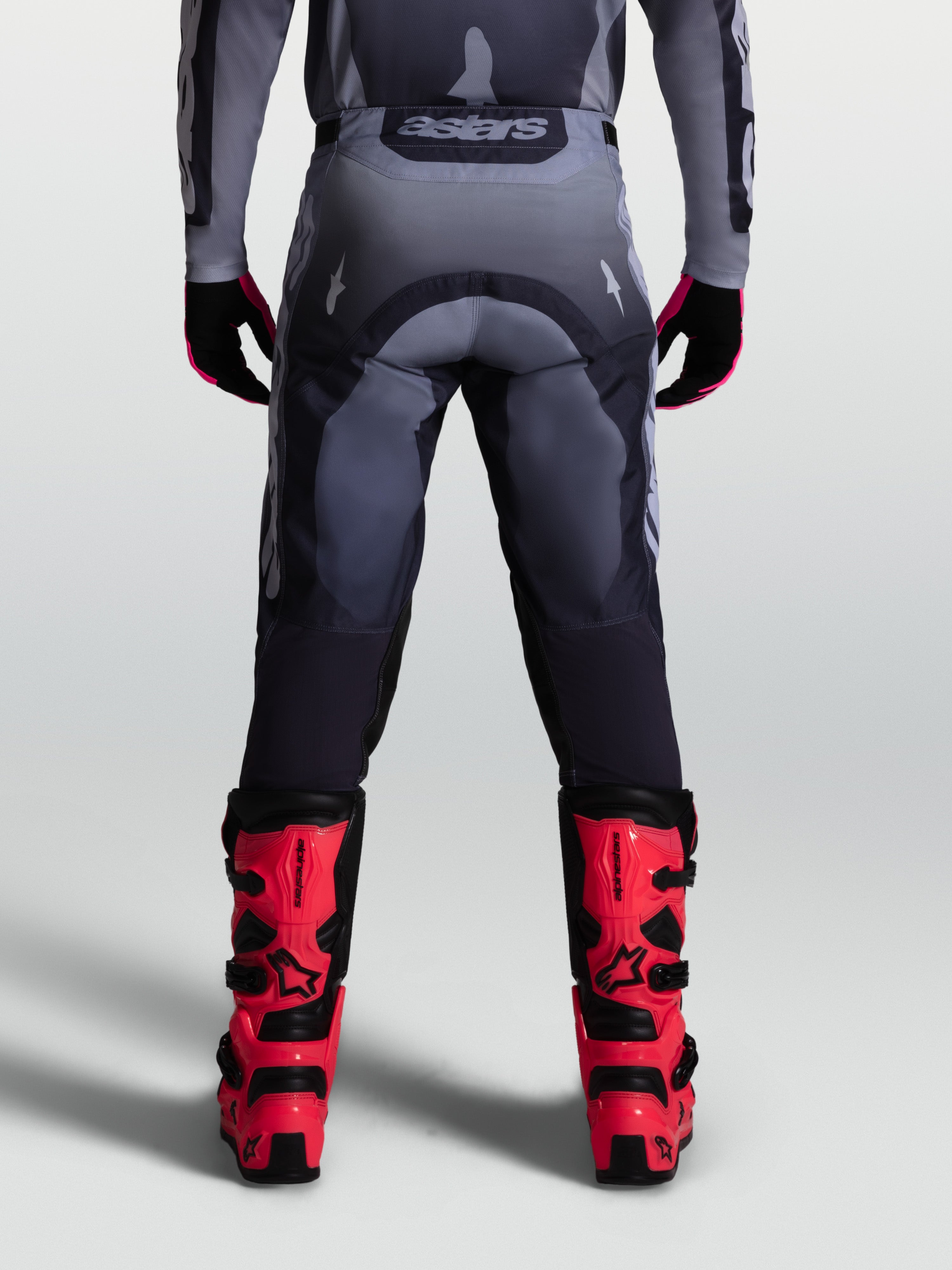 Alpinestars Racer Amber Hose, Herren-Motocrosshose in Grau und Dunkelgrau, strapazierfähiges 600D-Polygewebe, Rückansicht.