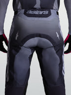 Alpinestars Racer Amber Hose, Herren-Motocross-Rennhose, Grau und Dunkelgrau, Rückansicht mit verstärktem Gesäßbereich und Astars-Logo am Bund.