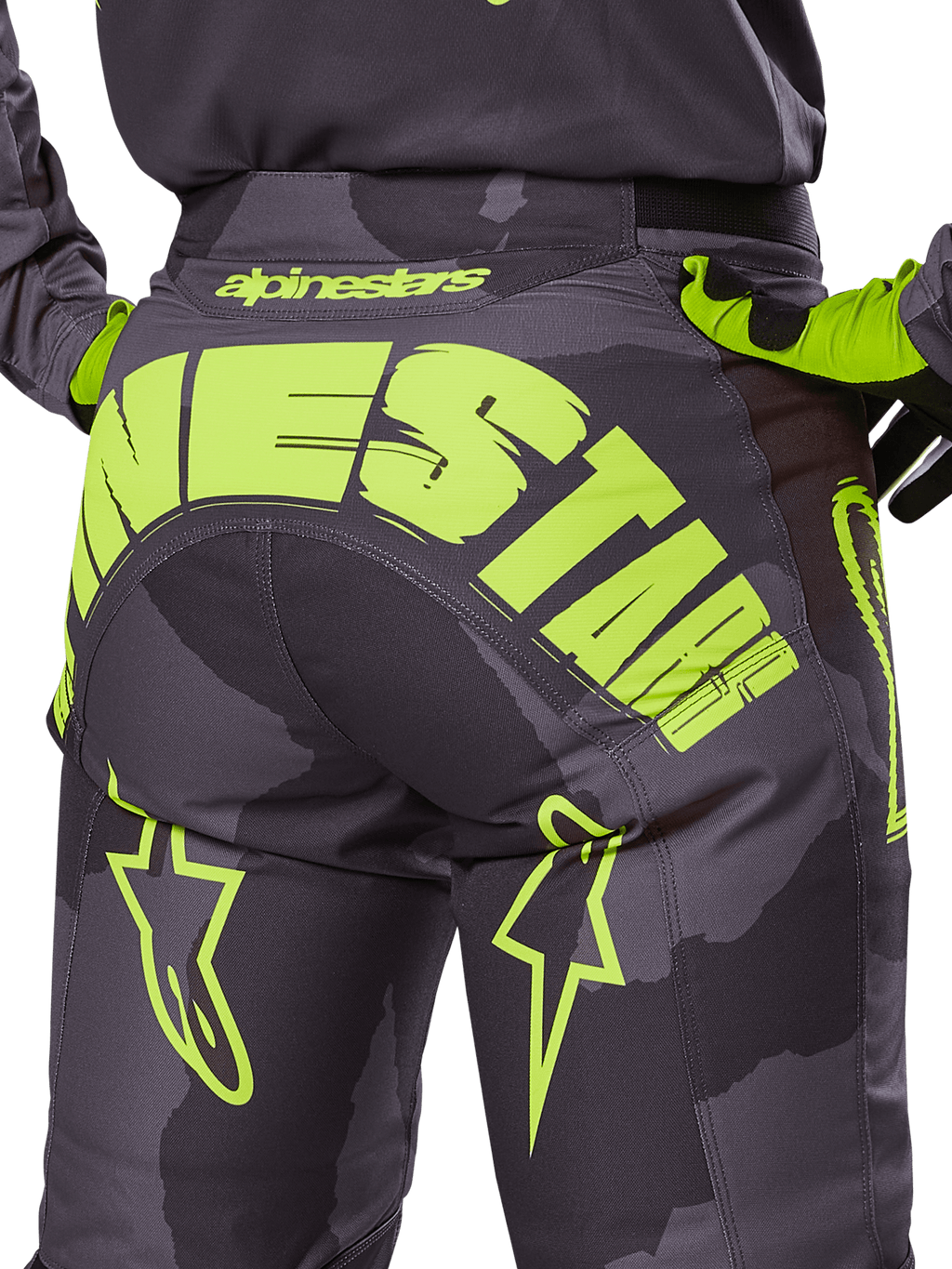 Alpinestars 2025 Racer Hollow Hose, Motocross-Hose, Dark Camo und Yellow Fluo, mit einem großen gelben Alpinestars-Logo auf der Rückseite, taktischem Camouflage-Muster mit leuchtend gelben Akzenten und strapazierfähiger Konstruktion für den Offroad-Rennsport.