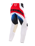 Alpinestars 2026 Techstar Knif Hose, Motocross-Hose, Weiß, Rot und Blau, Rückansicht mit einem großen schwarzen Alpinestars-Logo auf einem roten Gesäßpanel, blauen Farbverlaufsakzenten an den Oberschenkeln, hellbraunen Leder-Innenknie-Einsätzen, athletische Rennpassform.
