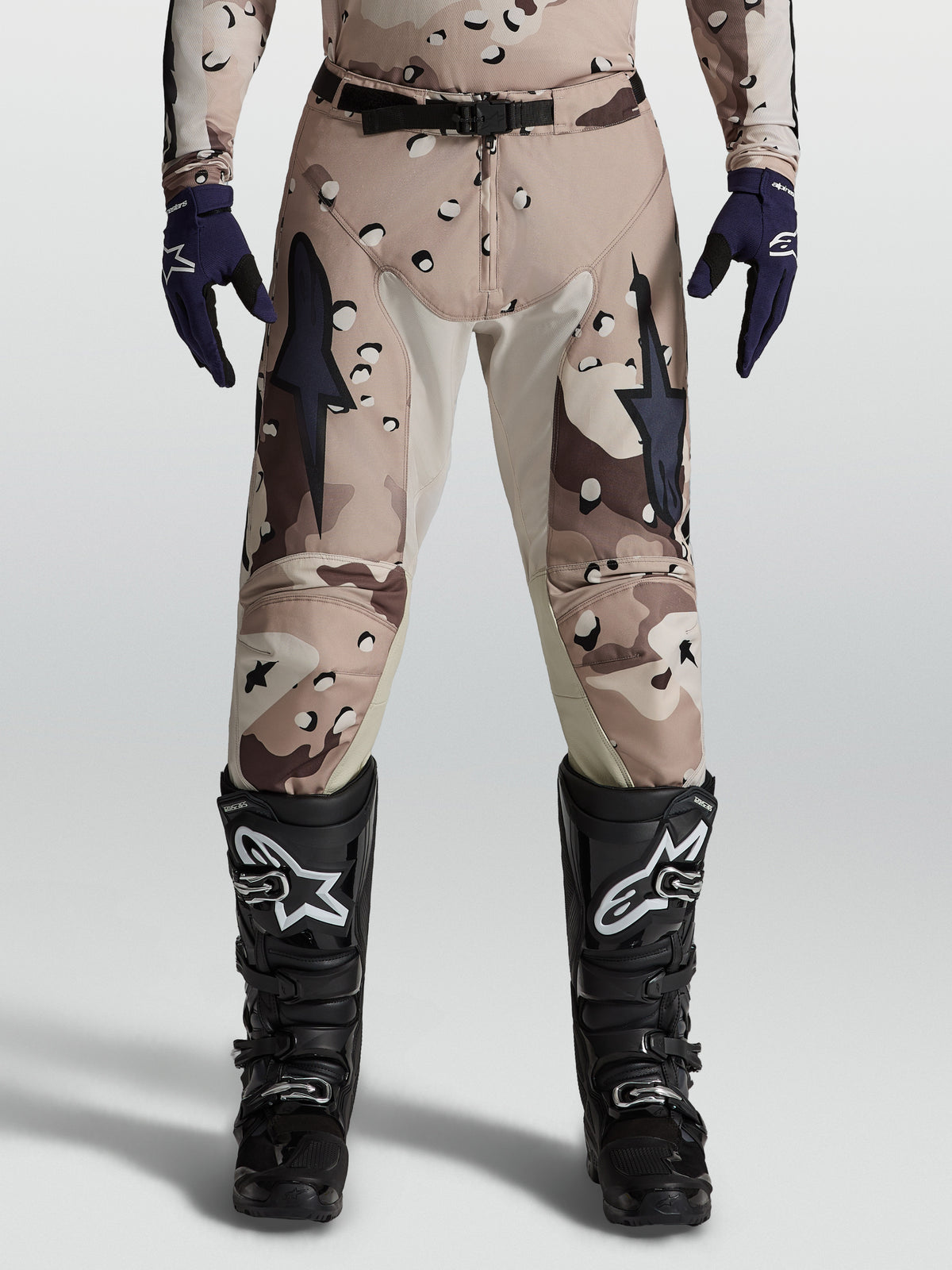 Alpinestars Racer Lone Hose, Motocross-Hose für Herren, Wüsten-Camo und Schwarz, mit verstärkten Leder-Innenknien.