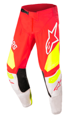 Alpinestars Techstar Factory Hose, Motocross-Rennsport-Hose, Rot mit fluoreszierend gelben und weißen Akzenten, mit schwarzen Knie-Innenpaneelen, großen Alpinestars-Logos, perforierten Belüftungsöffnungen und einer schwarzen verstellbaren Taillenschnalle.
