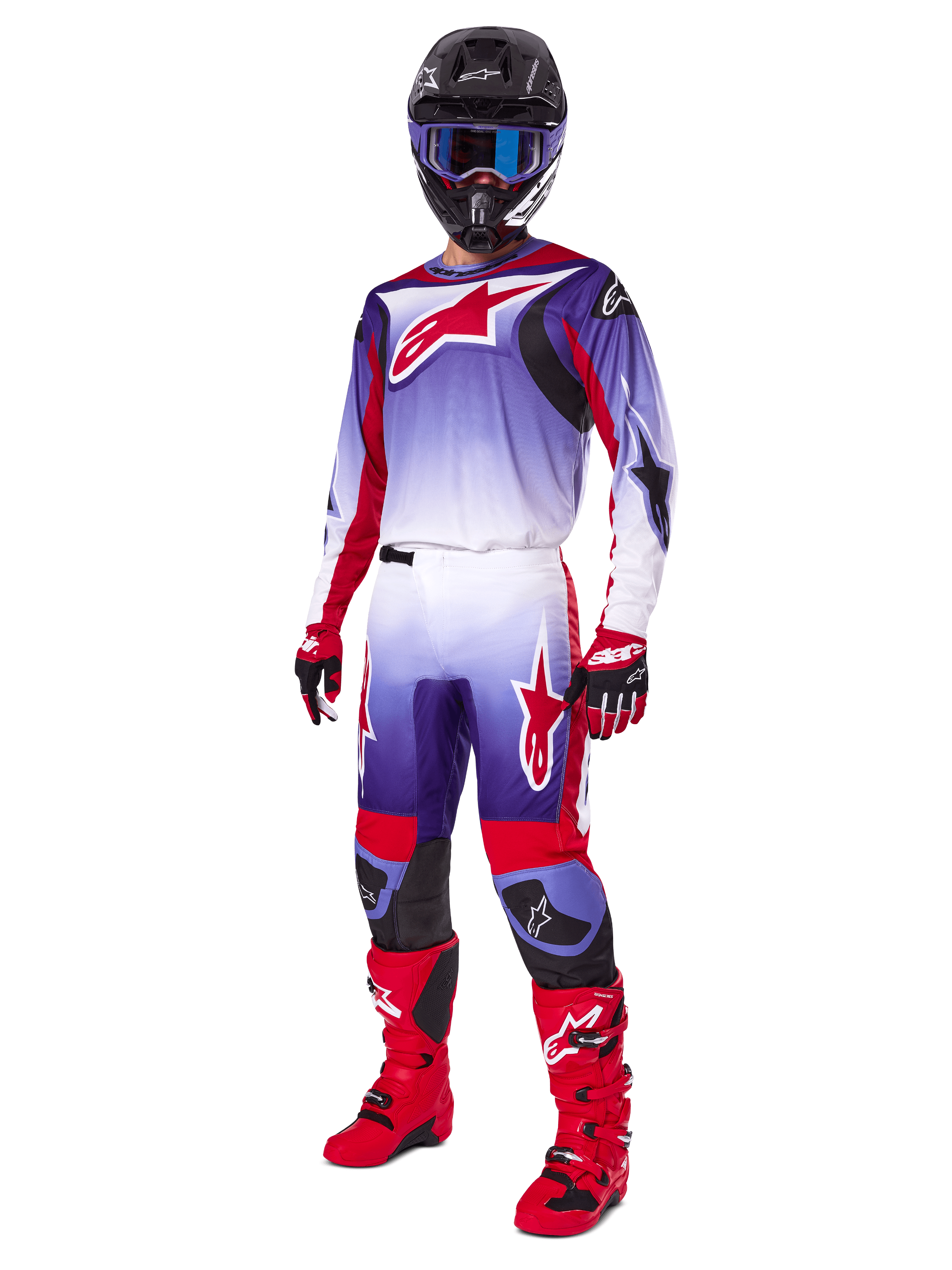 Motocross-Fahrer in kompletter Rennausrüstung, 2025 Fluid Wurx Hose und passendes Trikot in Lila, leuchtendem Rot und Weiß, großes rotes Alpinestars-Logo, rote Stiefel und Handschuhe, schwarzer Helm mit blauer Brille, abgestimmtes Outfit für den Offroad-Rennsport