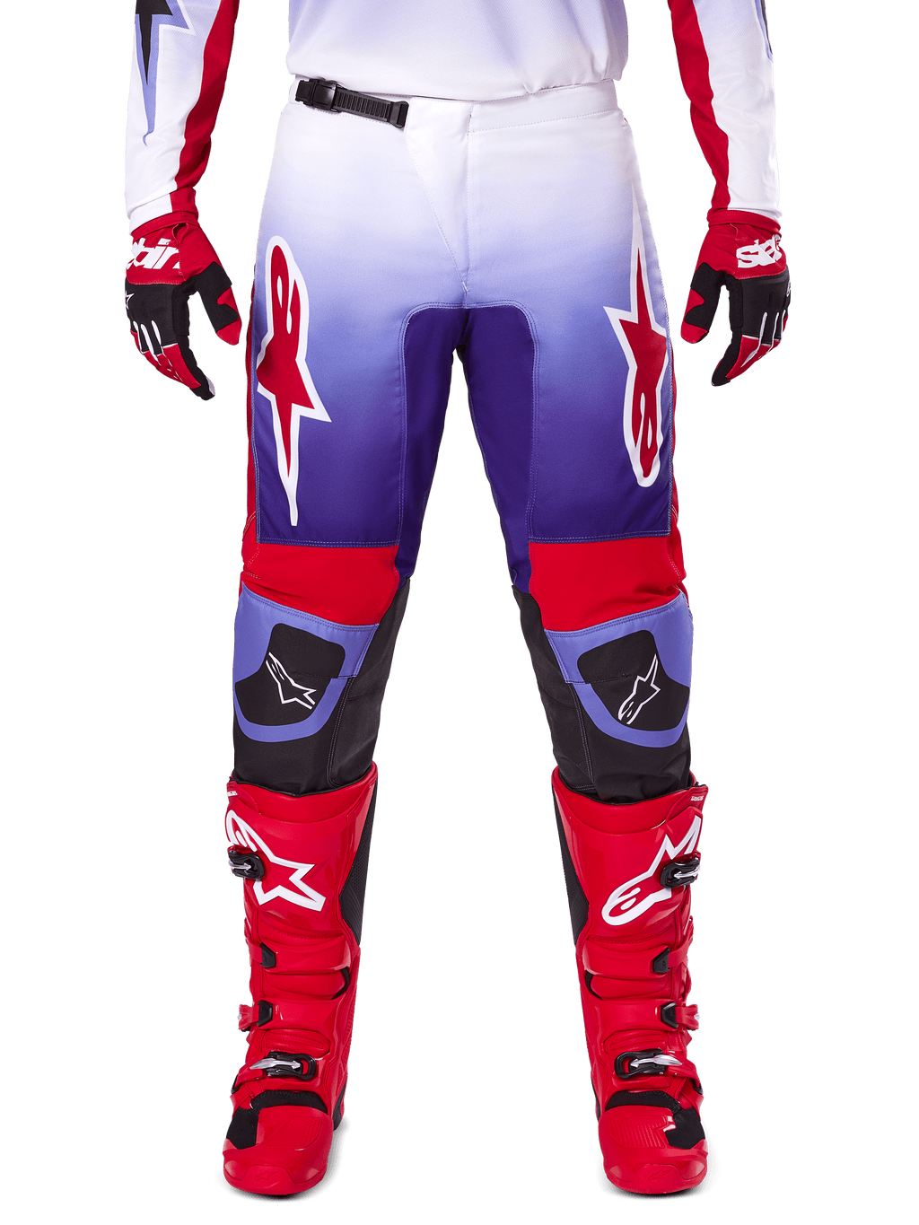 Alpinestars 2025 Fluid Wurx Hose, Motocross-Hose, Lila und Hellrot, getragen mit passenden roten Stiefeln und Handschuhen, mit weißen Logos auf den Oberschenkeln und schwarzen Knieverstärkungen, Performance-Ausrüstung für den Offroad-Einsatz