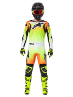 Alpinestars 2025 Fluid Wurx Hose, Motocross-Hose, Gelb und Schwarz mit orange-weißem Farbverlauf, kombiniert mit passendem Trikot, leuchtend gelben Stiefeln und schwarzem Helm mit roter Brille, komplette Motocross-Rennausrüstung