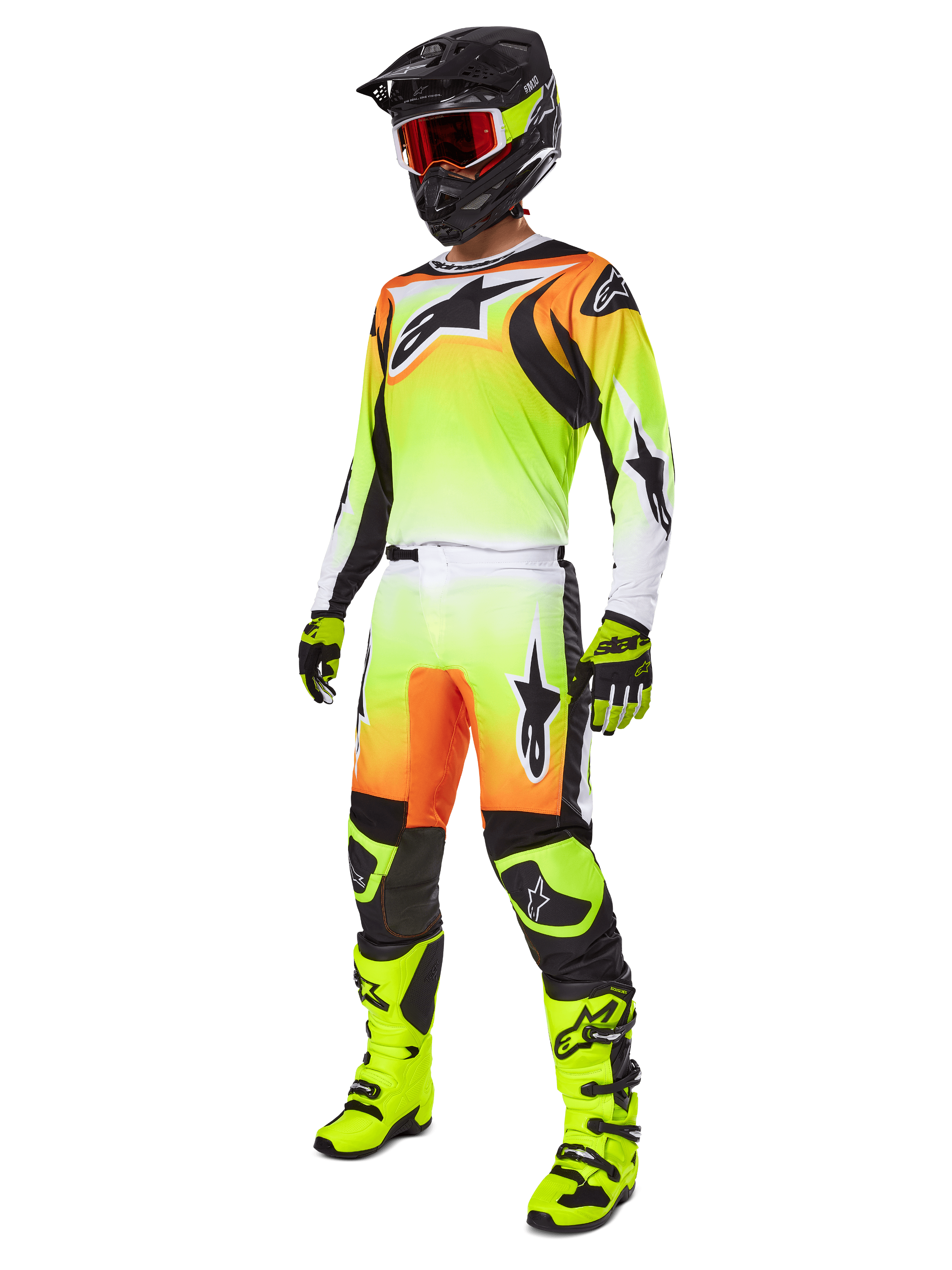 Motocross-Fahrer in Alpinestars 2025 Fluid Wurx Hose in Gelb und Schwarz, lebendiger Gelb-Weiß-Farbverlauf mit orangefarbenen und schwarzen Akzenten, Teil eines kompletten Rennausrüstungs-Sets mit passendem Trikot, schwarzem Helm und neongelben Stiefeln.