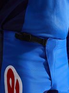 Alpinestars 2026 Fluid Grid Hose, Motocross-Hose, Blau und Rot, Nahaufnahme des schwarzen Ratschen-Verschlusssystems am Bund, strapazierfähiges blaues Polygewebe mit rotem und weißem Logo-Akzent, entwickelt für Offroad-Performance