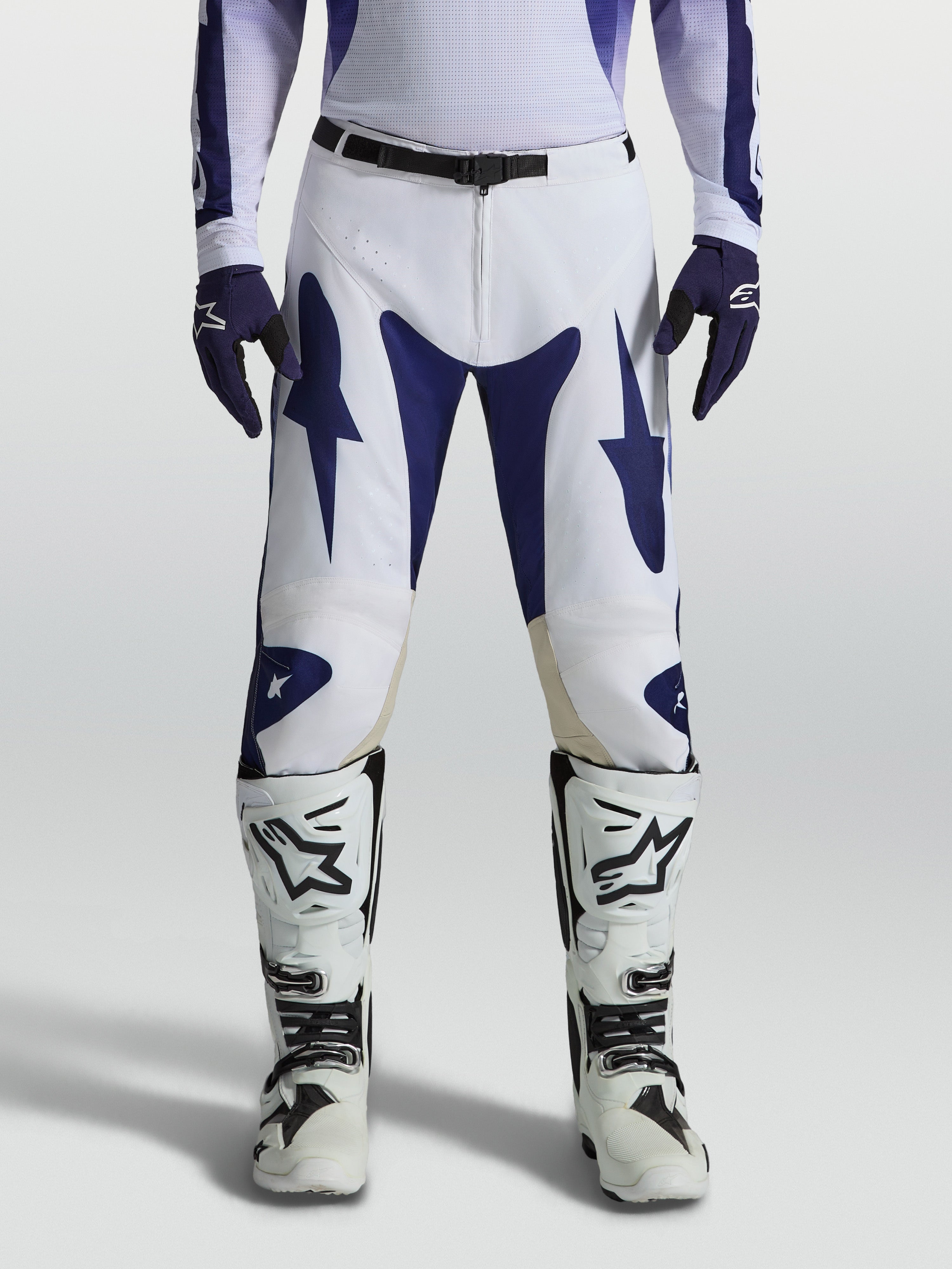 Alpinestars Racer Air Amber Hose, perforierte Motocrosshose in Blau und Weiß für High-Performance Offroad-Fahrten.