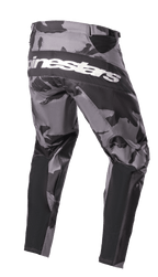 Alpinestars 2023 Racer Tactical Hose, Motocross-Hose, Iron Camo grau-schwarzes Tarnmuster, Rückansicht mit weißem Alpinestars-Branding über dem Gesäß, schwarzen verstärkten Paneelen und technischen Stretchzonen für den Offroad-Einsatz.