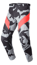 Alpinestars 2023 Racer Tactical Hose, Motocross- und Off-Road-Hose, Cast Gray Camo- und Schwarz-Muster mit diagonalen Akzenten in Mars Red, lederverstärkte Innenbein-Paneele, Ratschenverschluss an der Taille, ergonomisches, vorgeformtes Design für das Off-Road-Fahren