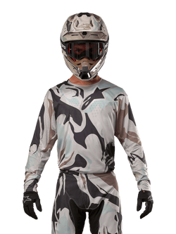 Alpinestars 2024 Racer Tactical Jersey, Motocross-Trikot, Iron Camo Dust Gray Tarnmuster, Fahrer mit passendem Helm und Schutzbrille sowie schwarzen Handschuhen, technische Ausrüstung für den Offroad-Rennsport