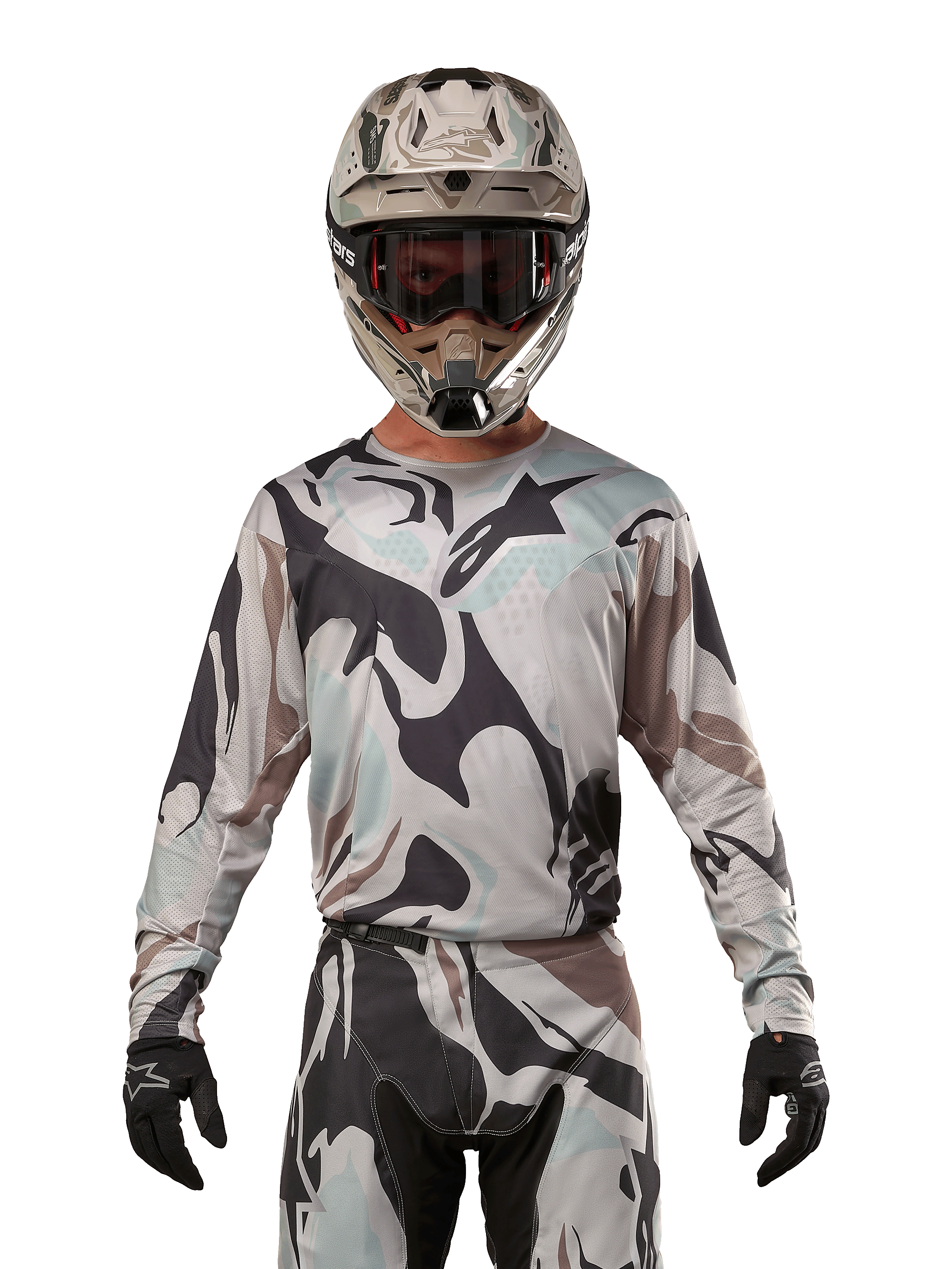 Alpinestars 2024 Racer Tactical Jersey, Motocross-Trikot, Iron Camo Dust Gray Tarnmuster, Fahrer mit passendem Helm und Schutzbrille sowie schwarzen Handschuhen, technische Ausrüstung für den Offroad-Rennsport