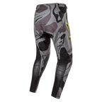 Alpinestars 2024 Racer Tactical Hose, Motocross-Hose, Cast Gray Camo Magnet, Rückansicht mit grauem Camouflage-Muster und schwarzen verstärkten Einsätzen, gelber Logo-Akzent an der Hüfte, technisches Ripstop-Material für den Offroad-Rennsport