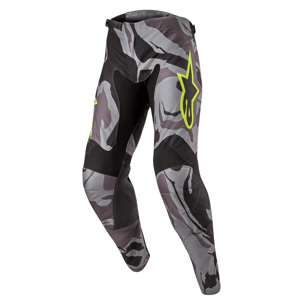 Alpinestars 2024 Racer Tactical Hose, Motocross-Hose, Cast Gray Camo Magnet, grau-schwarzes Tarnmuster mit neongelbem Alpinestars-Logo, schwarze Einsätze an den Oberschenkelinnenseiten und Knien, vorgeformte sportliche Passform für Offroad-Rennsport