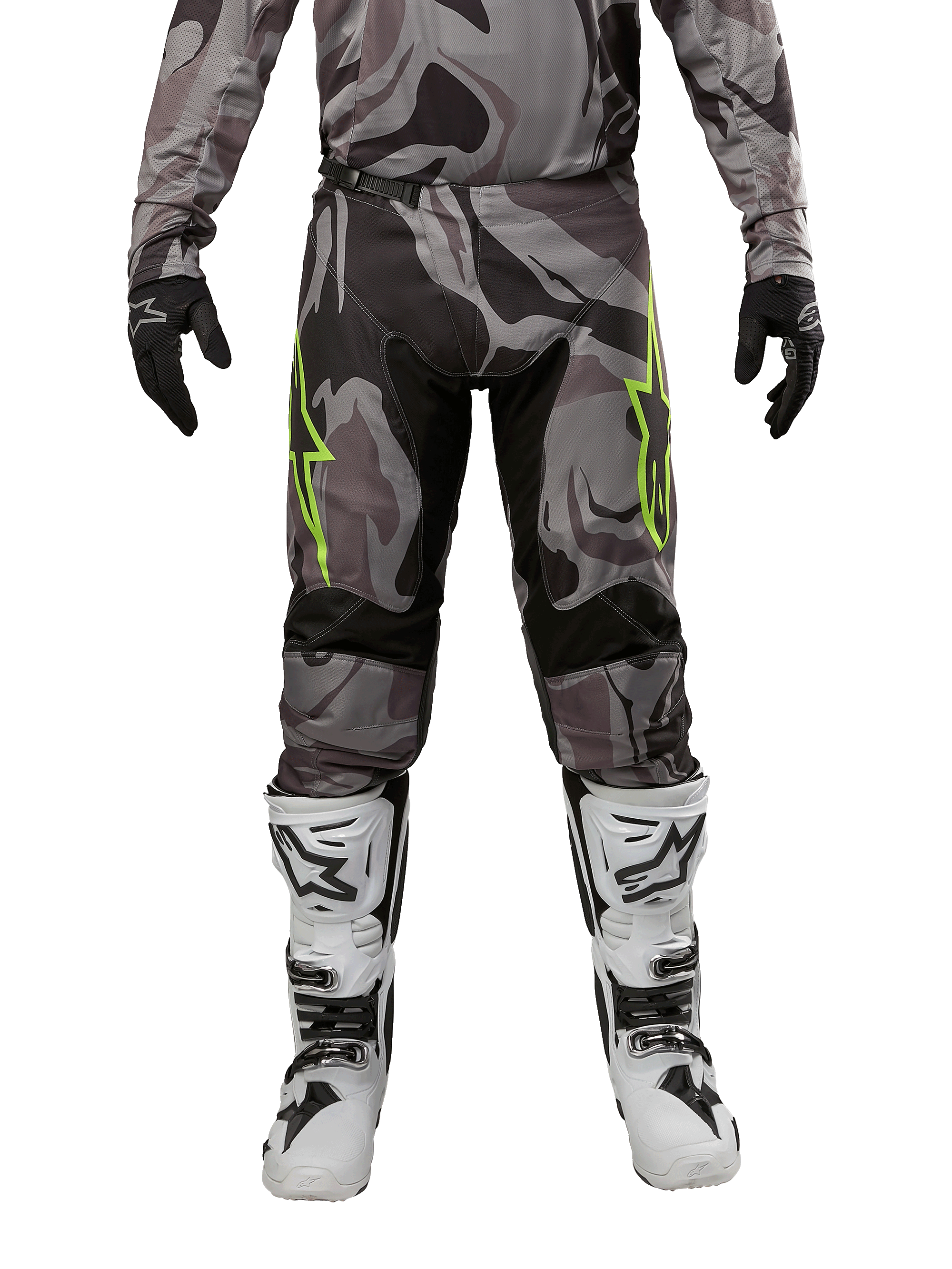 Alpinestars 2024 Racer Tactical Hose, Motocross-Hose, Cast Gray Camo Magnet, getragen mit passendem Camo-Trikot, schwarzen Handschuhen und weiß-schwarzen Stiefeln, mit neongrünen Stern-Logos auf den Oberschenkeln und schwarzen Stretch-Paneelen, Vorderansicht der Offroad-Fahrausrüstung