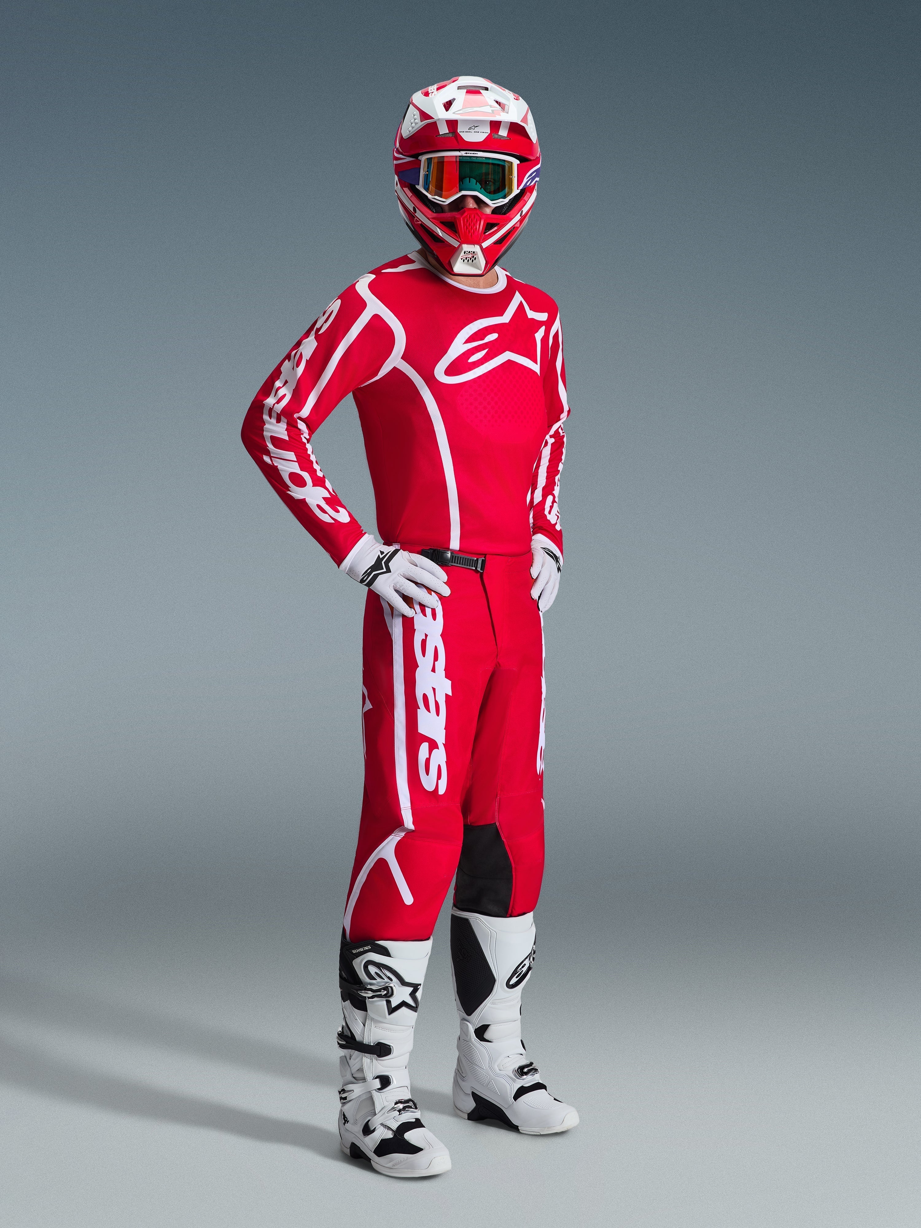 Alpinestars 2026 Fluid Apex Hose, Motocross-Hose, Rot und Weiß, getragen als Teil einer kompletten Rennausrüstung mit passendem Trikot, Helm, weißen Stiefeln und Handschuhen, abgestimmtes Outfit für den Offroad-Rennsport