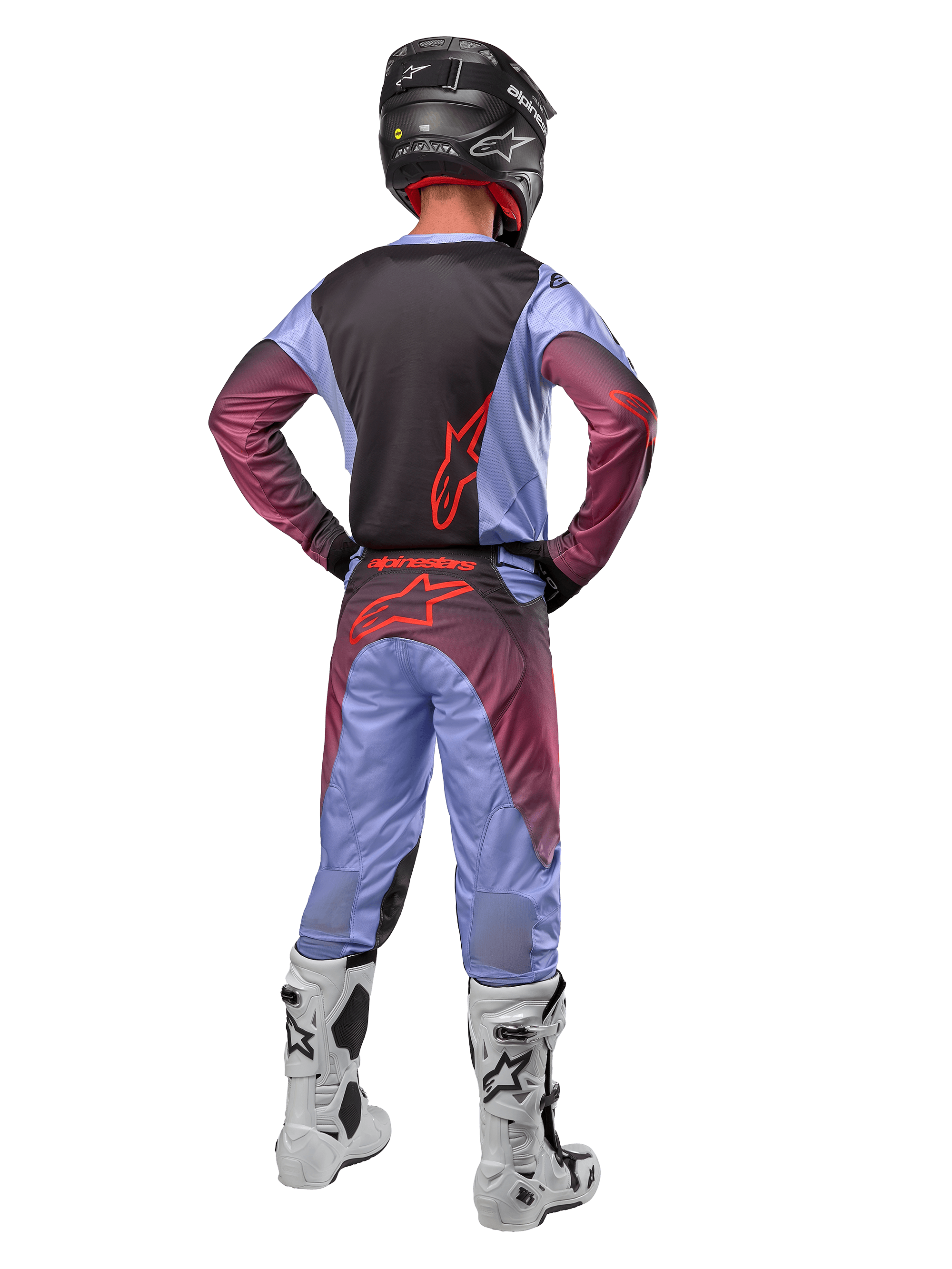 Alpinestars 2024 Racer Hoen Trikot und Hose, Lavan Purple Black, vollständige Rückansicht eines Motocross-Fahrers in passender Ausrüstung mit weiß-schwarzen Stiefeln und einem schwarzen Helm.