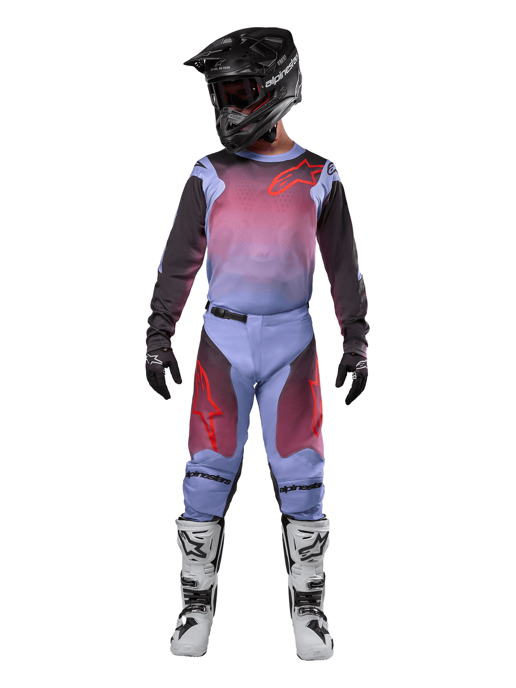 Motocross-Fahrer in kompletter Rennausrüstung, Alpinestars 2024 Racer Hoen Jersey und Hose, Lavan Lila und Schwarz mit roten Akzenten, schwarzer Helm, weiß-schwarze Stiefel, schwarze Handschuhe, abgestimmtes Outfit für den Offroad-Rennsport