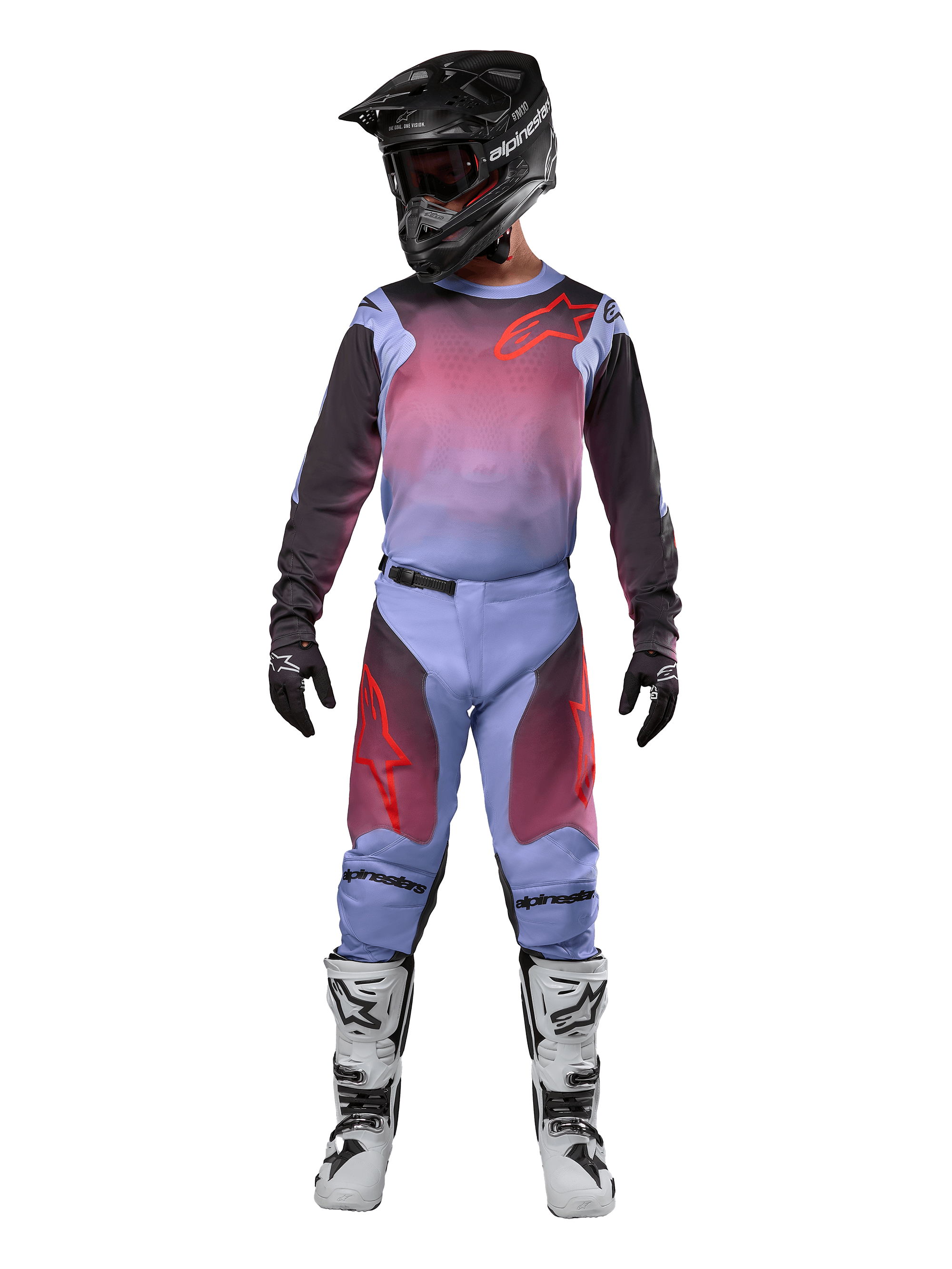 Motocross-Fahrer in kompletter Rennausrüstung, Alpinestars 2024 Racer Hoen Jersey und Hose, Lavan Lila und Schwarz mit roten Akzenten, schwarzer Helm, weiß-schwarze Stiefel, schwarze Handschuhe, abgestimmtes Outfit für den Offroad-Rennsport