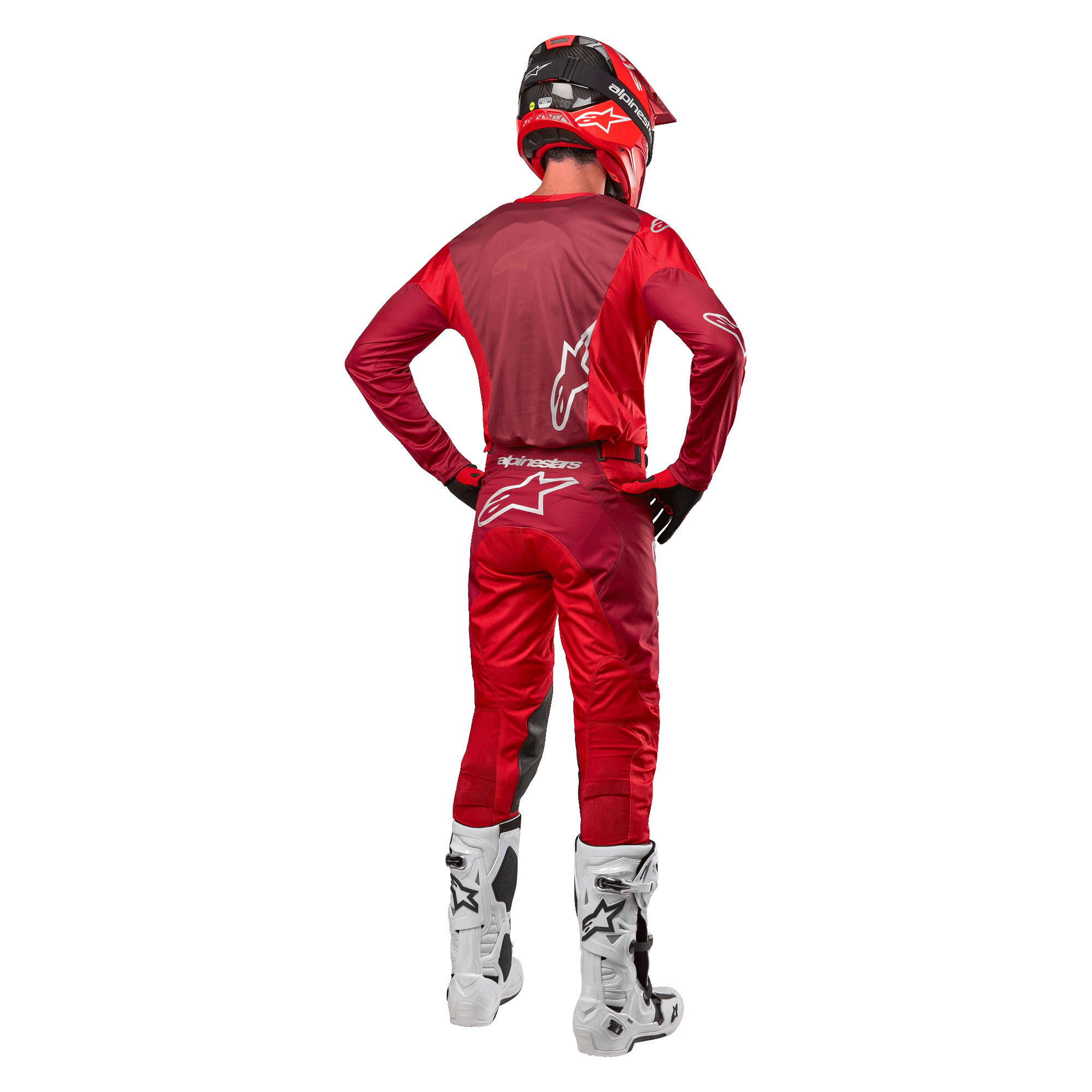 Alpinestars 2024 Racer Hoen Hose und passendes Trikot in Mars Red Burgundy, Rückansicht eines Motocross-Fahrers in kompletter Ausrüstung, roter Helm und weiße Stiefel, sportliche Passform und Branding für den Offroad-Rennsport