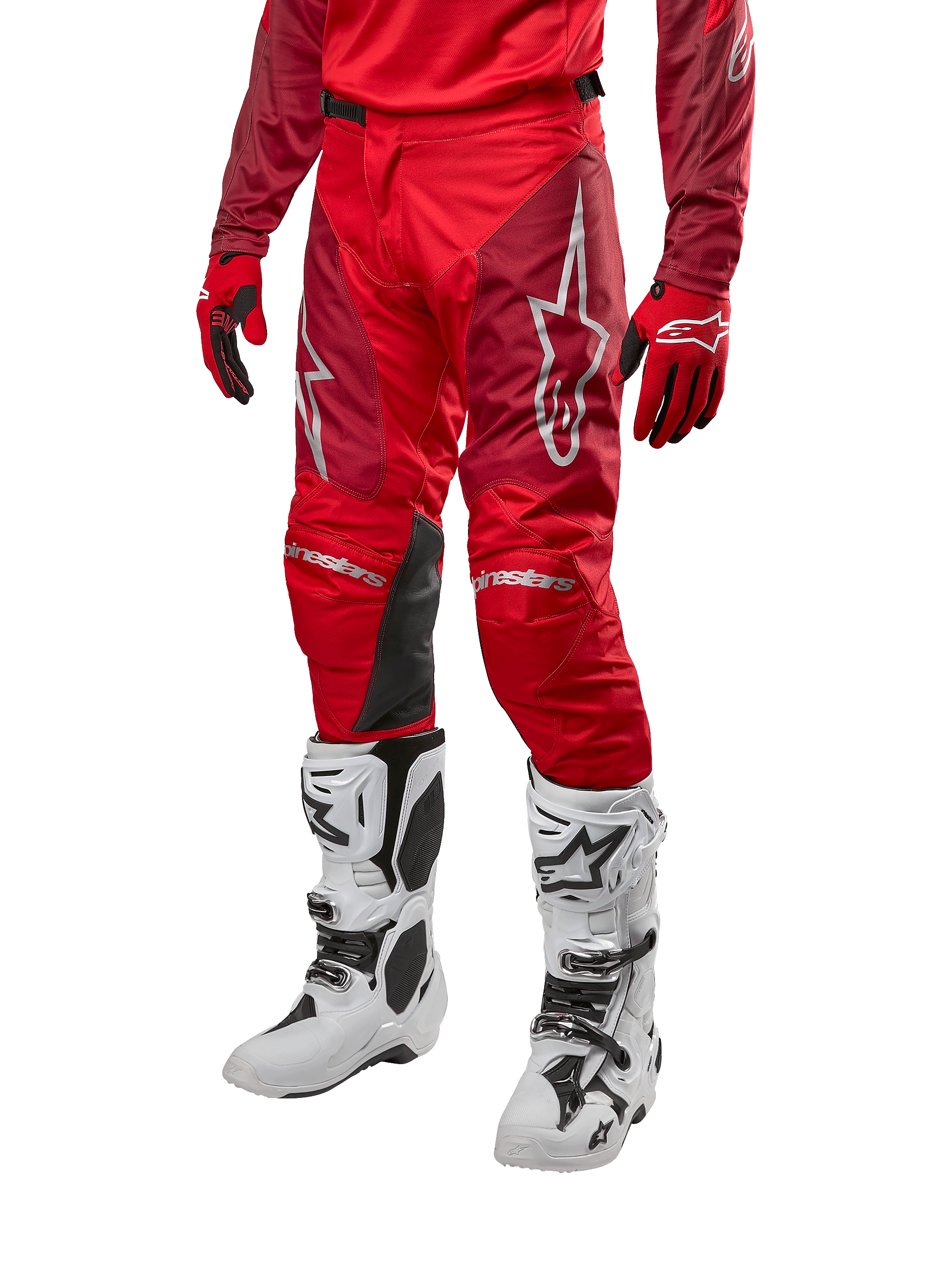 Alpinestars 2024 Racer Hoen Hose, Motocross-Hose, Mars Red und Burgundy, getragen mit passendem rotem Trikot und Handschuhen sowie weißen Stiefeln, mit schwarzen Leder-Kniepaneelen und weißen Logos, strapazierfähige technische Ausrüstung für Offroad-Rennsport