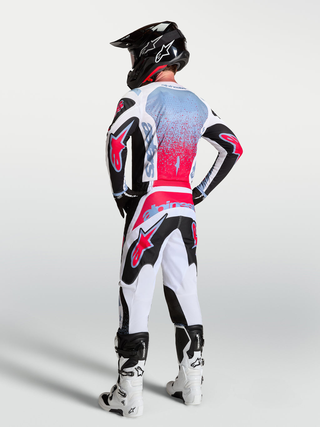 Alpinestars Fluid Drag Hose, Motocross-Hose für Herren, Weiß und Schwarz mit roten Akzenten, Rückansicht am Model.