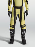 Alpinestars Techstar Atrox Hose, Motocross-Hose für Herren in Gelb und Schwarz mit Laserperforationen, am Model gezeigt.