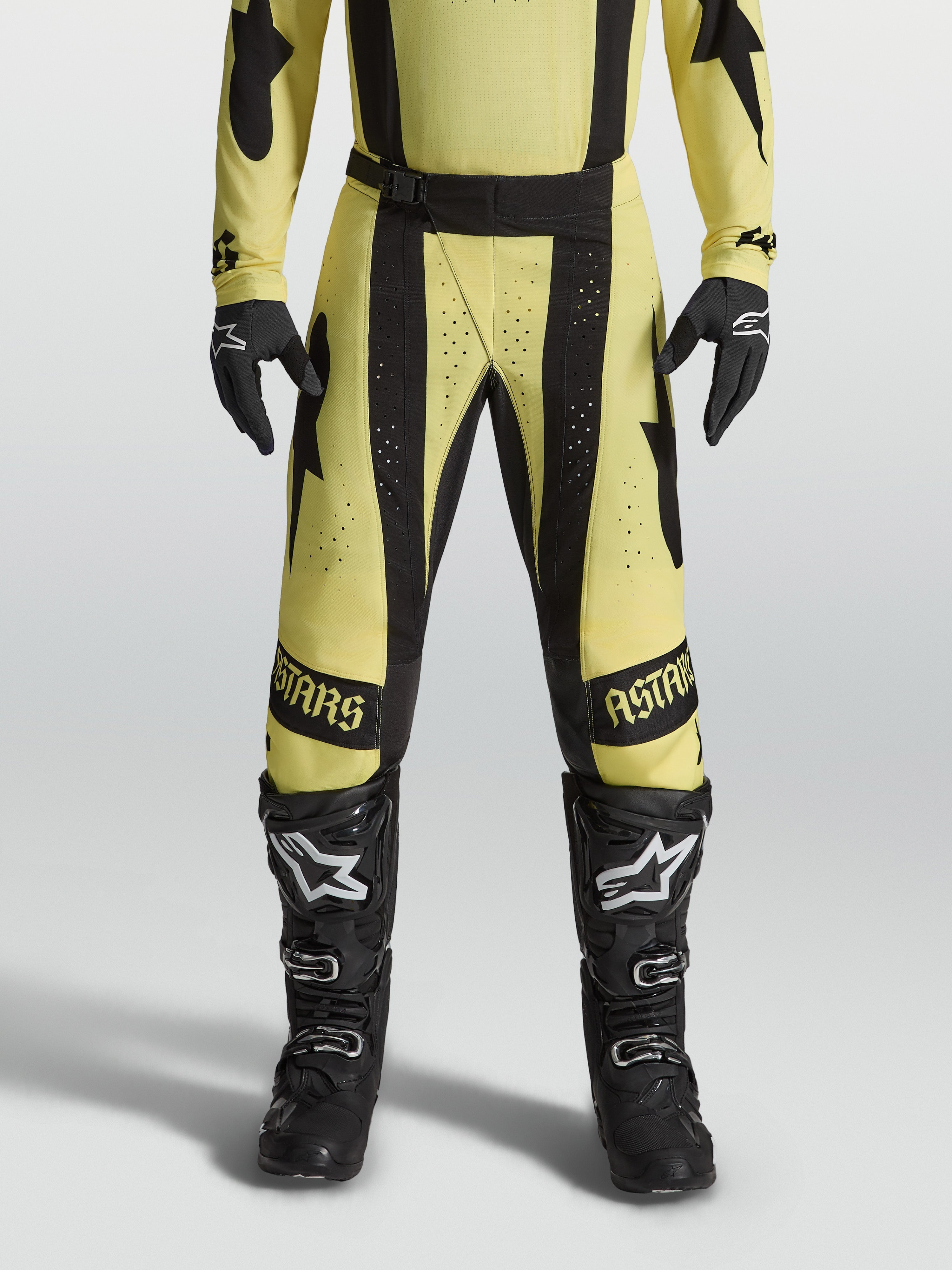 Alpinestars Techstar Atrox Hose, Motocross-Hose für Herren in Gelb und Schwarz mit Laserperforationen, am Model gezeigt.