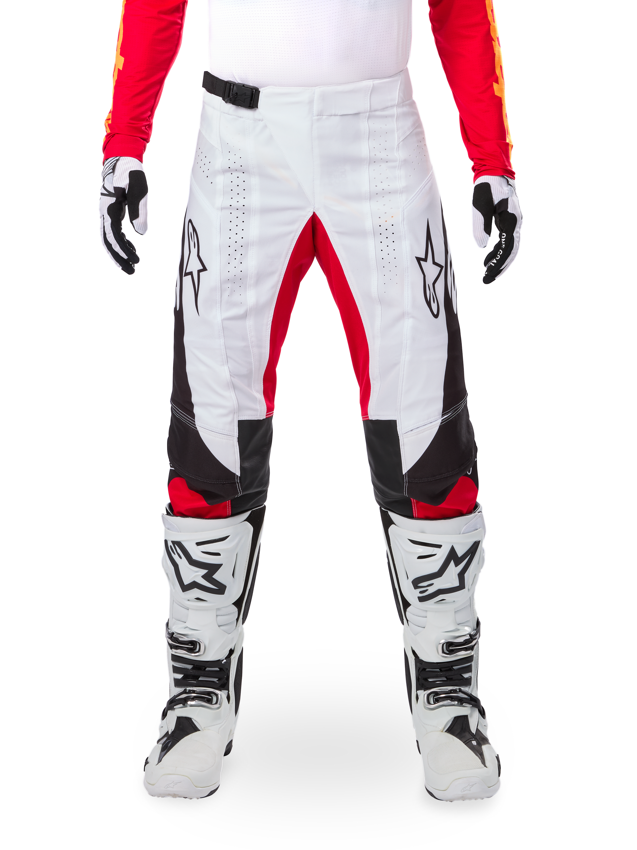 Alpinestars Limited Edition Techstar Deep Hose, Motocross-Hose, Schwarz, Weiß und High Red, getragen mit passendem rotem Jersey, weiß-schwarzen Handschuhen und Stiefeln, mit weißen Frontpanels, roten Akzenten an den Beininnenseiten, schwarzen Seitenpanels, Alpinestars-Logos auf den Oberschenkeln und laserperforierten Details zur Belüftung.
