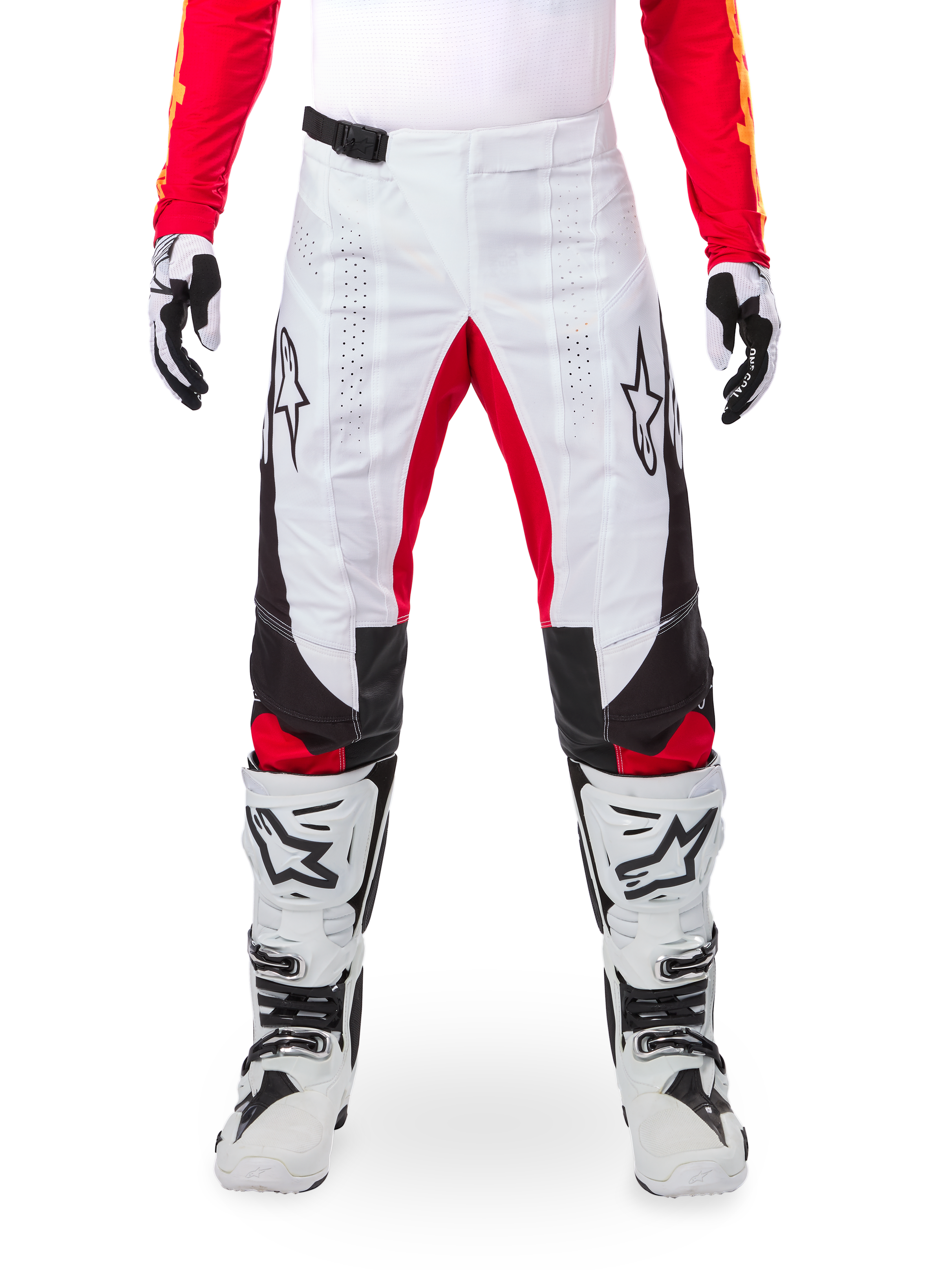 Alpinestars Limited Edition Techstar Deep Hose, Motocross-Hose, Schwarz, Weiß und High Red, getragen mit passendem rotem Jersey, weiß-schwarzen Handschuhen und Stiefeln, mit weißen Frontpanels, roten Akzenten an den Beininnenseiten, schwarzen Seitenpanels, Alpinestars-Logos auf den Oberschenkeln und laserperforierten Details zur Belüftung.