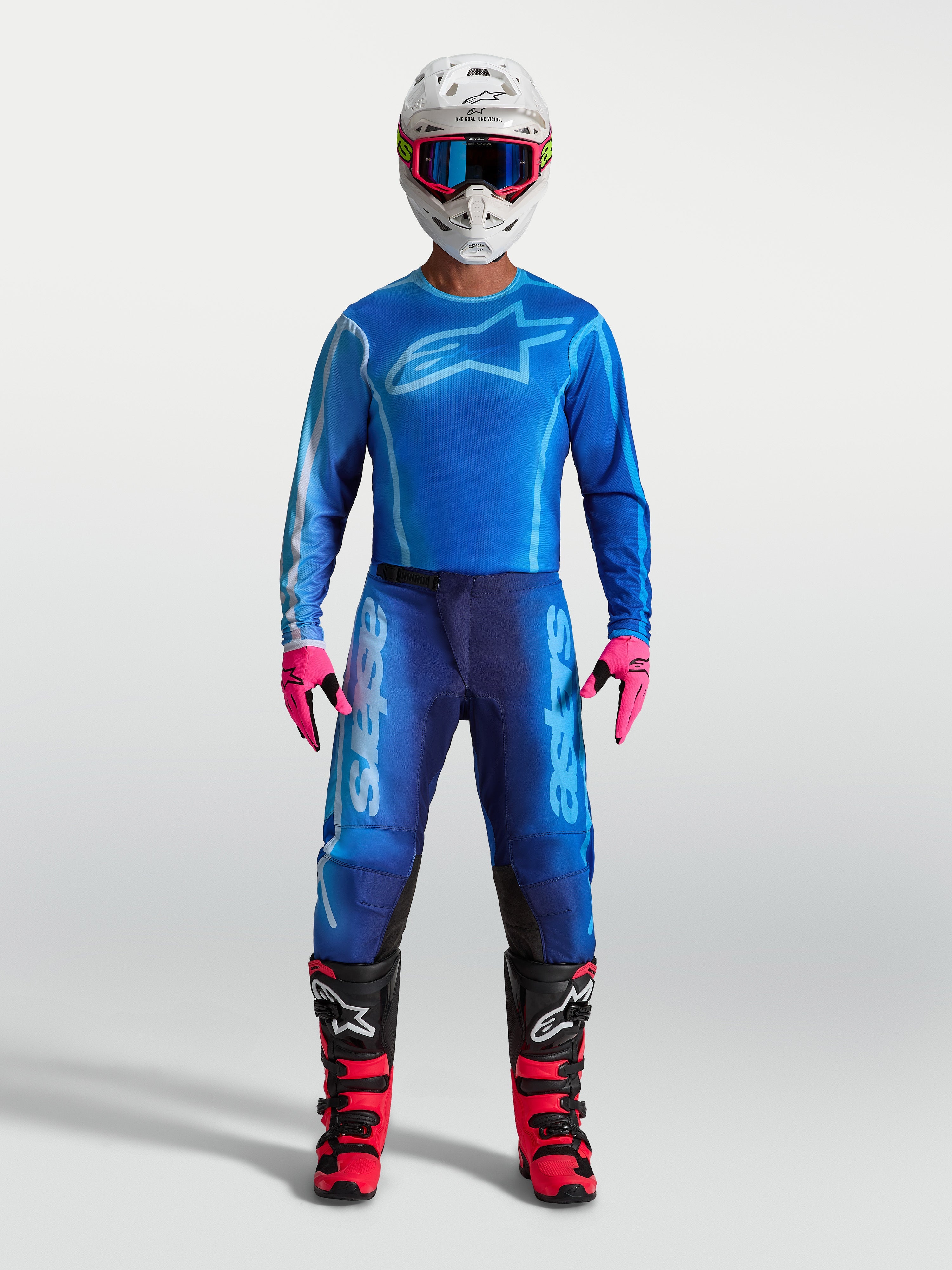 Alpinestars Fluid Kepler Hose, Motocross-Hose für Herren, Blau, aus strapazierfähigem 600D-Polygewebe, getragen von einem Model im kompletten Offroad-Outfit.