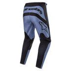 Alpinestars 2024 Fluid Lurv Hose, Motocross-Hose, Hellblau und Schwarz, Rückansicht mit markantem Alpinestars-Branding auf der Rückseite und an der Seite, schwarze verstärkte Einsätze an Gesäß und Beininnenseiten, ergonomisches vorgeformtes Design für Offroad-Performance