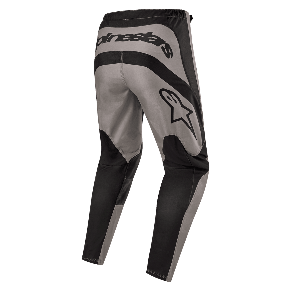Alpinestars 2024 Fluid Lurv Hose, Motocross-Hose, Mud Black (Schwarz), Rückansicht mit markantem Alpinestars-Schriftzug auf der Rückseite und Stern-Logo auf dem rechten Oberschenkel, grau-schwarzes Panel-Design aus strapazierfähigem 600D Poly-Gewebe für Offroad-Fahrten