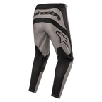 Alpinestars 2024 Fluid Lurv Hose, Motocross-Hose, Mud Black (Schwarz), Rückansicht mit markantem Alpinestars-Schriftzug auf der Rückseite und Stern-Logo auf dem rechten Oberschenkel, grau-schwarzes Panel-Design aus strapazierfähigem 600D Poly-Gewebe für Offroad-Fahrten