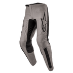 Alpinestars 2024 Fluid Lurv Hose, Motocross-Hose, Mud Black, mit grau-beigem Hauptchassis und schwarzen Stretch-Einsätzen an den Beininnenseiten und Knien, markantes schwarzes Alpinestars-Logo auf dem Oberschenkel, ergonomisches vorgeformtes Design für den Offroad-Sport