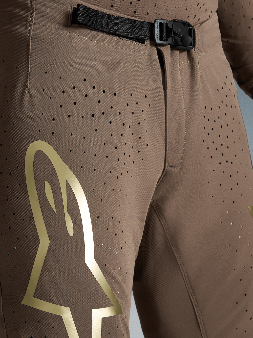 Alpinestars Supertech Air Gold Hose Limited Edition, braune Motocross-Hose mit SX1 Magnetverschluss und goldenem Logo.