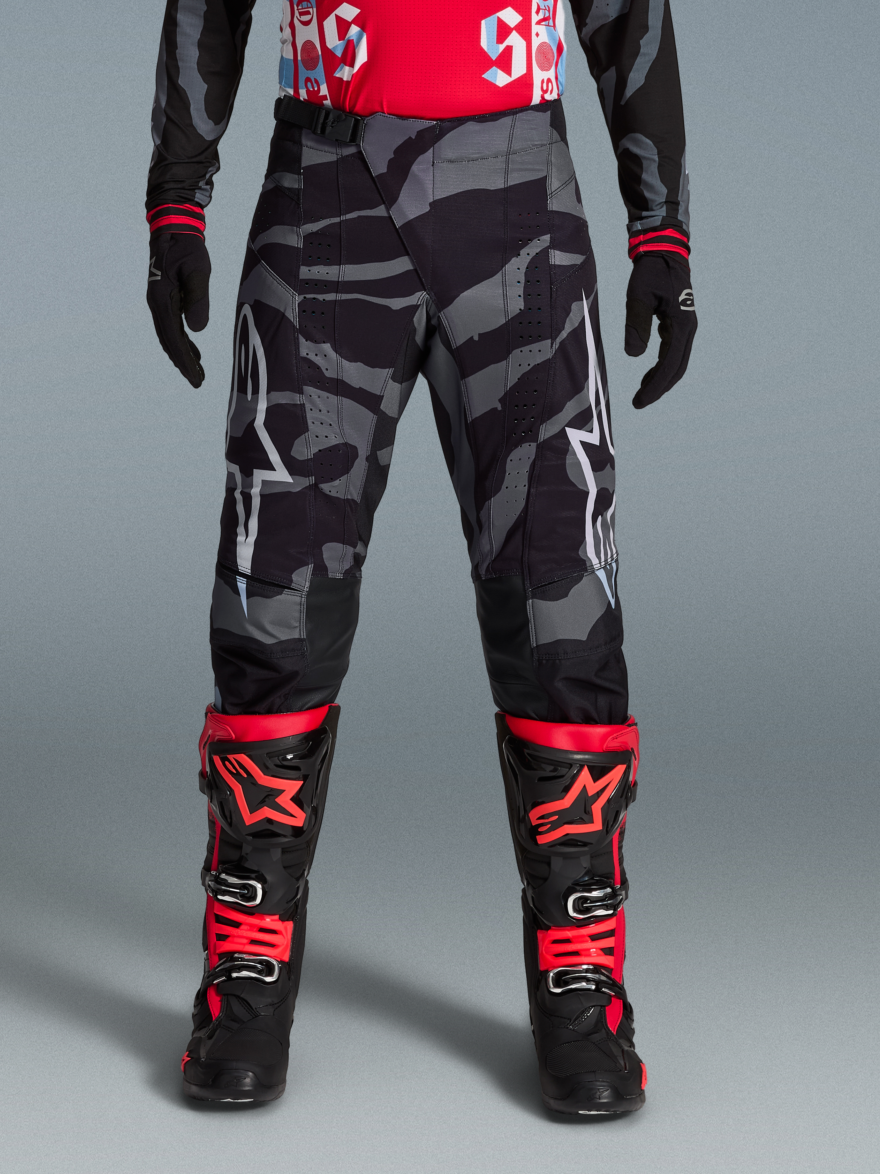 Limited Edition Techstar Beast Coast Hose, dunkelgraue Camouflage-Motocross-Hose mit weißen Alpinestars-Logos.