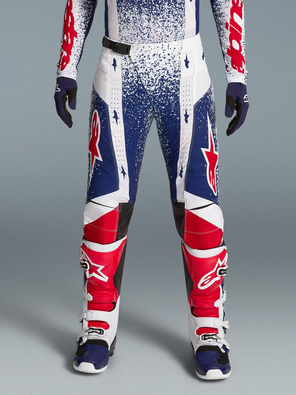 Alpinestars Techstar Unity Hose und Stiefel, Limited Edition, Rot, Weiß und Blau, gesprenkeltes Design, Rennbekleidung.