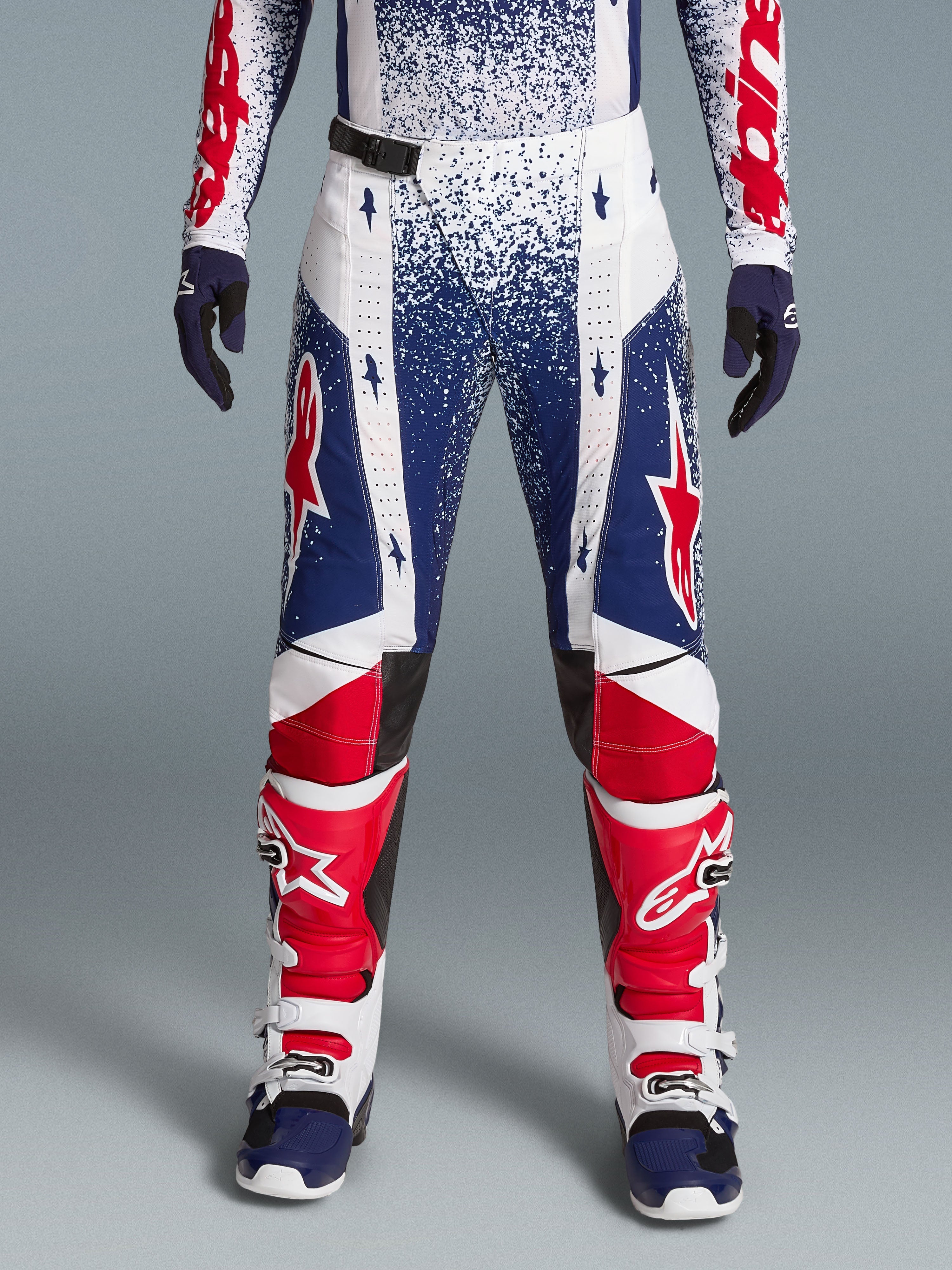 Alpinestars Techstar Unity Hose und Stiefel, Limited Edition, Rot, Weiß und Blau, gesprenkeltes Design, Rennbekleidung.