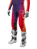 Alpinestars 2024 Techstar Pneuma Hose, Motocross-Hose, Lila, Orange und Blau mit roten Akzenten, Alpinestars-Logo, weiße Motocross-Stiefel und Handschuhe, sportliches Design für den Offroad-Rennsport