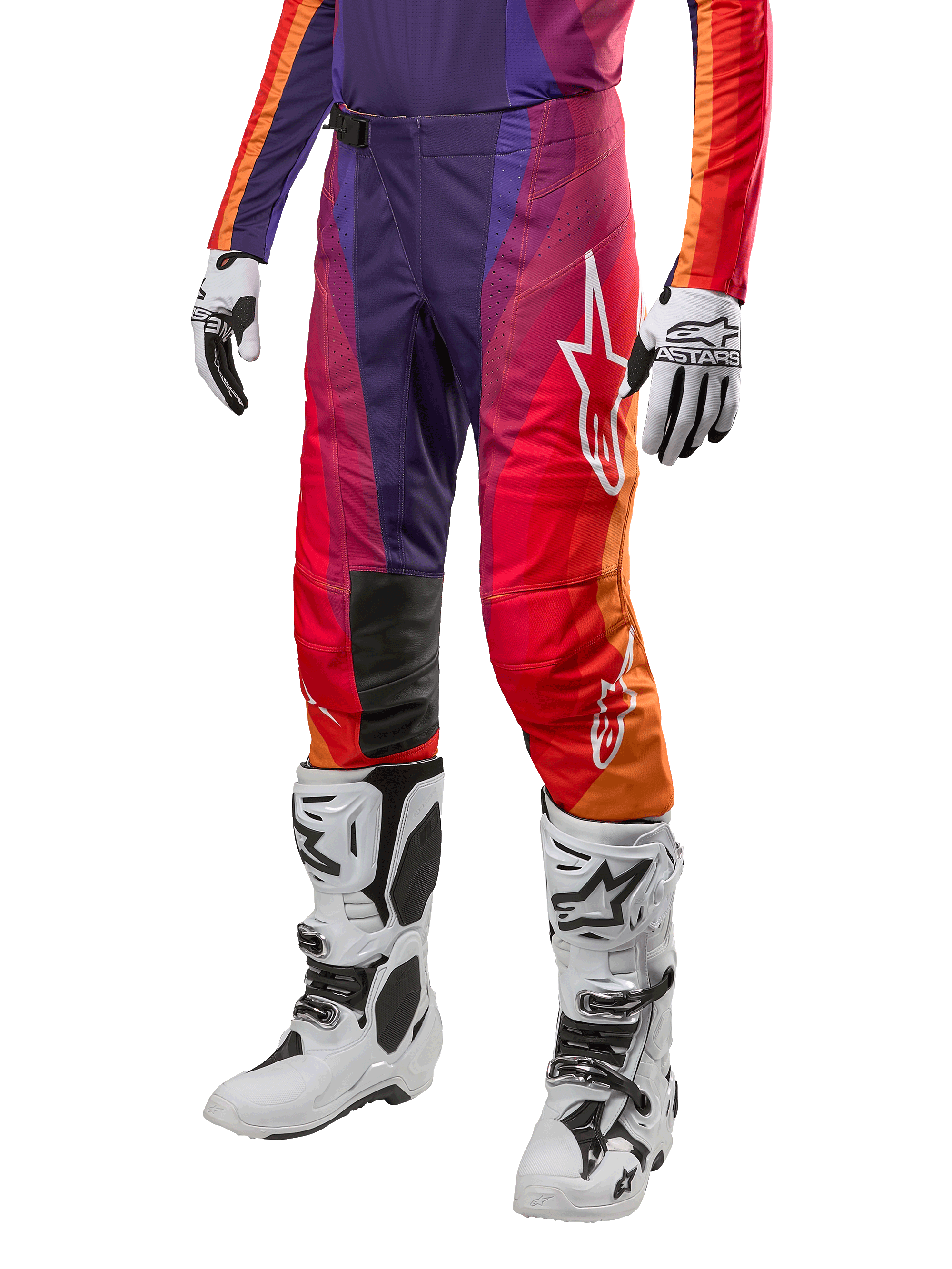 Alpinestars 2024 Techstar Pneuma Hose, Motocross-Hose, Lila, Orange und Blau mit roten Akzenten, Alpinestars-Logo, weiße Motocross-Stiefel und Handschuhe, sportliches Design für den Offroad-Rennsport