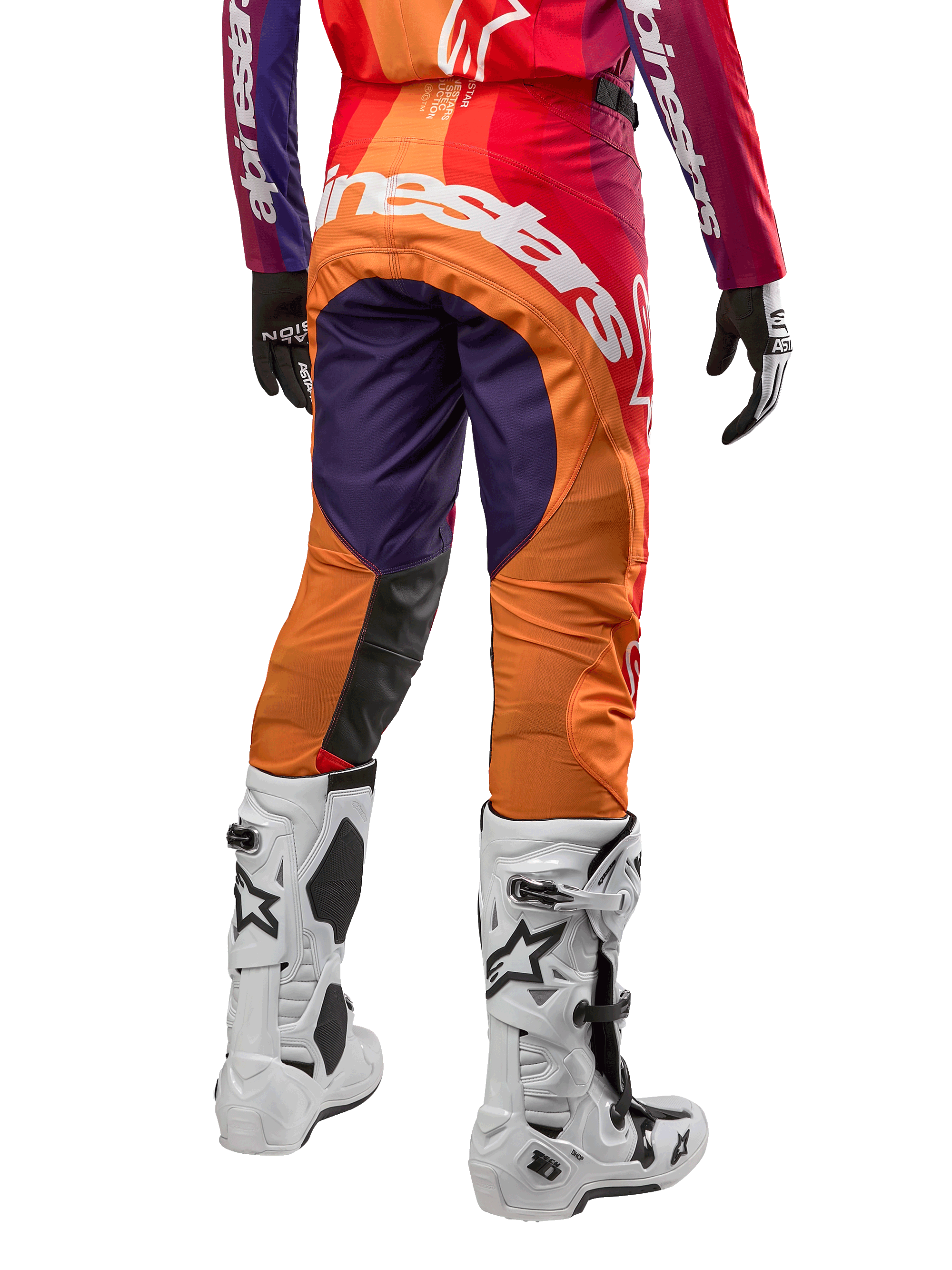Alpinestars 2024 Techstar Pneuma Hose, Motocross-Hose, Dunkellila, Orange und Dunkelblau, Rückansicht der strapazierfähigen Schutzausrüstung, kombiniert mit weißen Tech 10 Stiefeln, hochleistungsfähige Offroad-Bekleidung