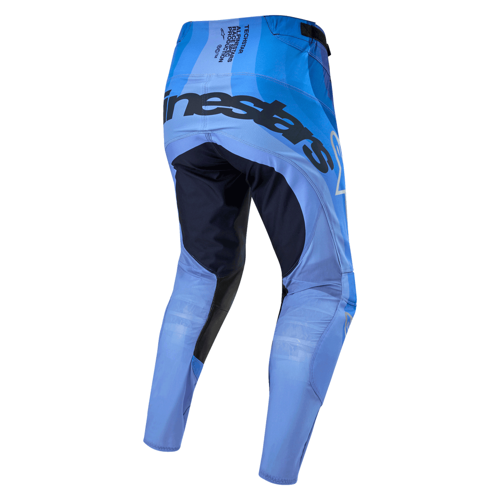 Alpinestars 2024 Techstar Pneuma Hose, Motocross-Hose, Dunkelblau und Hellblau, Rückansicht mit auffälligem Branding am Gesäß, dunkelblauen verstärkten Einsätzen an der Oberschenkelinnenseite und leichtem hellblauem Chassis für Offroad-Performance.