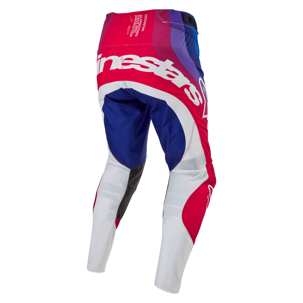 Alpinestars 2024 Techstar Pneuma Hose, Motocross-Hose, Blau, Mars-Rot und Weiß, Rückansicht mit großem weißem Alpinestars-Branding auf dem Gesäß, blaue und rote Paneele mit weißen Unterschenkeln, strapazierfähiges Design für Offroad-Wettbewerbe