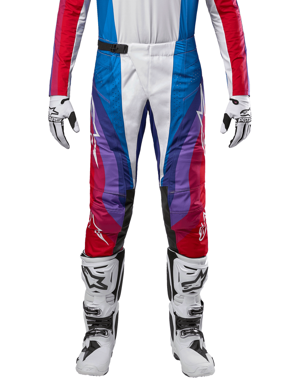 Alpinestars 2024 Techstar Pneuma Hose, Motocross-Hose, Blau Mars Rot Weiß, mit mehrfarbigem, kantigem Design und lila Akzenten, kombiniert mit weiß-schwarzen Motocross-Stiefeln und passenden Handschuhen, athletische Rennpassform für Offroad-Performance